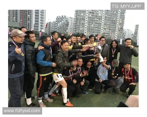 南美足球明星齐聚一堂合影留念展现激情与友谊的瞬间