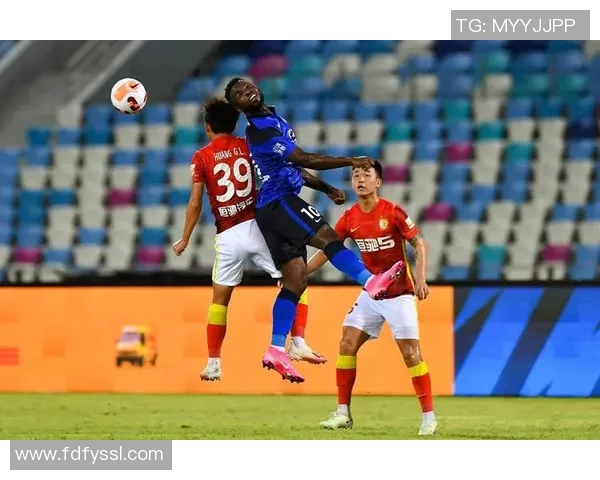 广州足球队边路渗透战术解析与应用探讨 广州足球队边路渗透战术解析与应用探讨